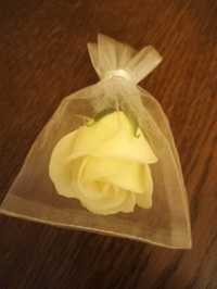 Kremowa róża mydlana, sztuczna, podziękowanie