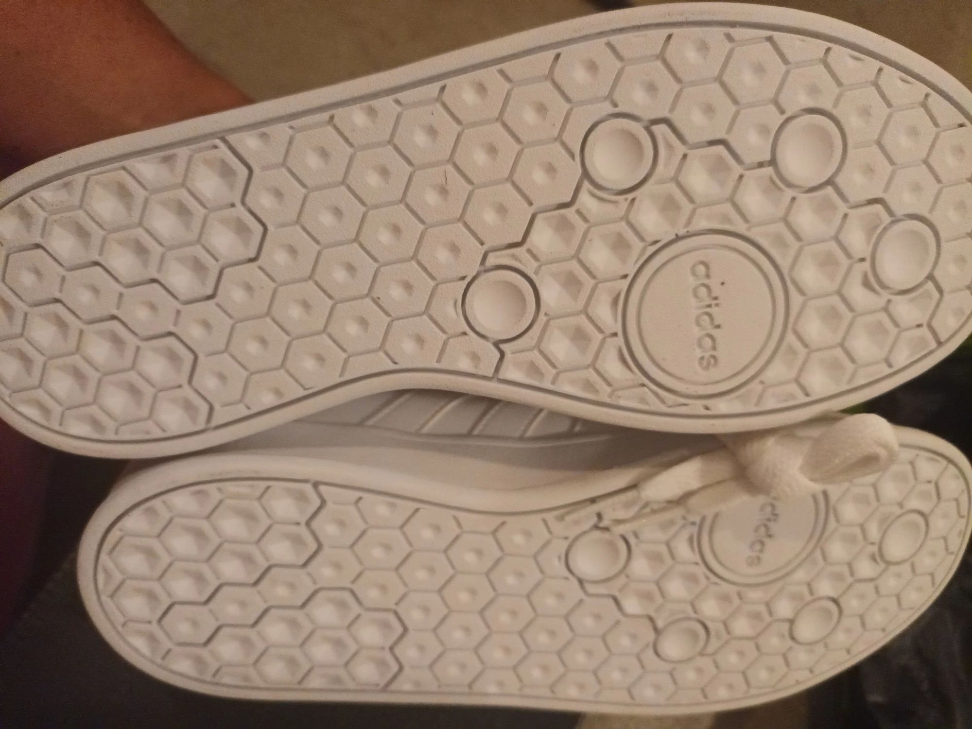 Ténis Adidas novos 38,5 (US 5/ UK 4 1/2) Entrego em mãos em Lisboa