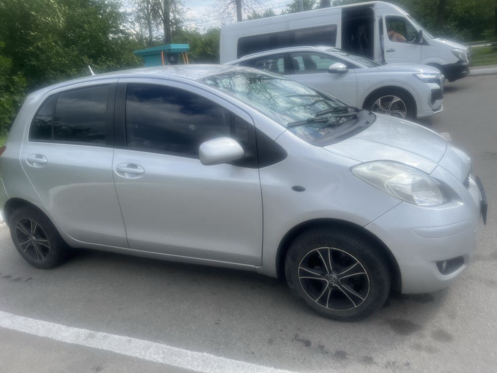 Toyota yaris 1.3 2010 года