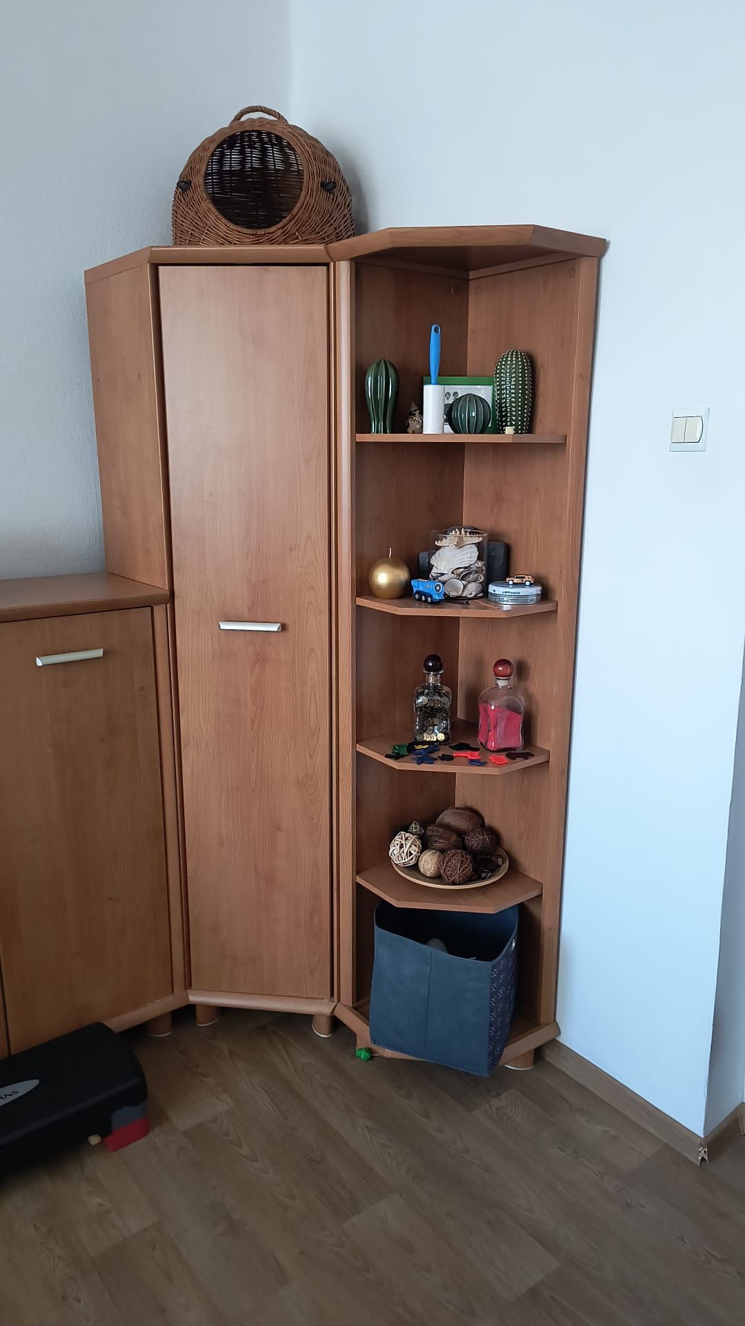 Meble regał, szafa, stół, krzesła