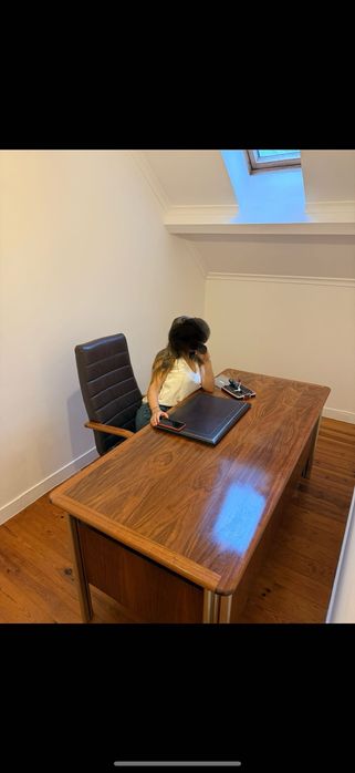 Grande mesa de escritório em madeira maciça – incluindo cadeira