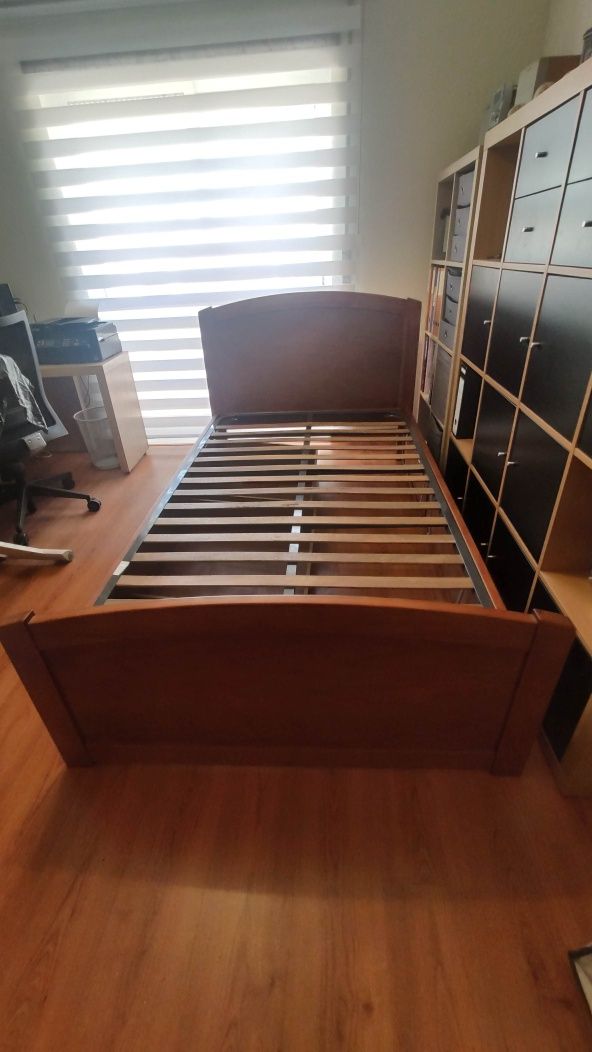 Estrutura de cama em cerejeira, com arrumação