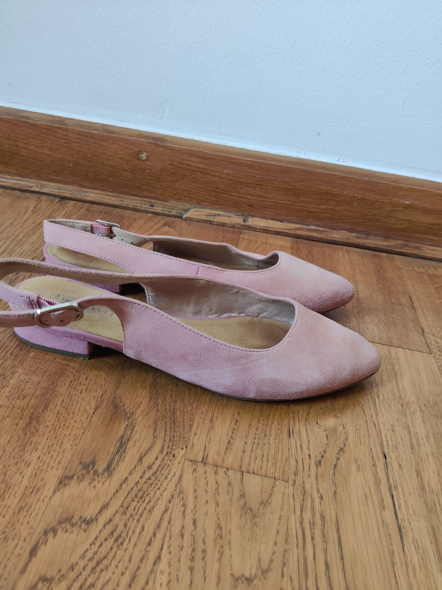 Różowe zamszowe sandały bez pięty