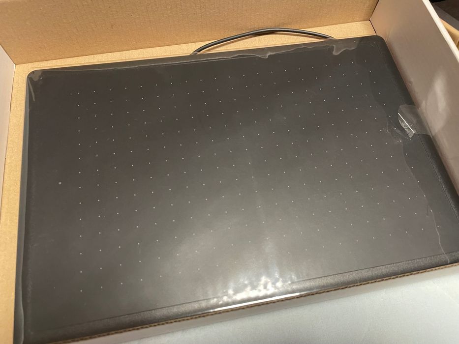 Tablet graficzny Wacom One M z książką Sen Czarownika do nauki rysunku