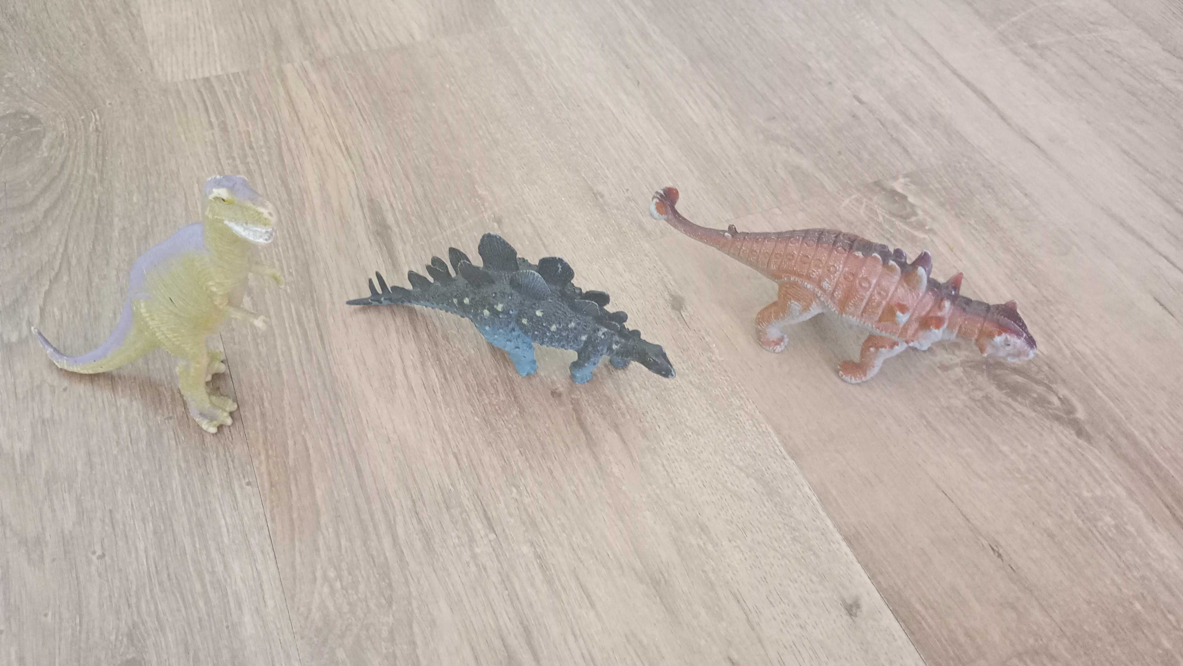 Figurki dinozaury.