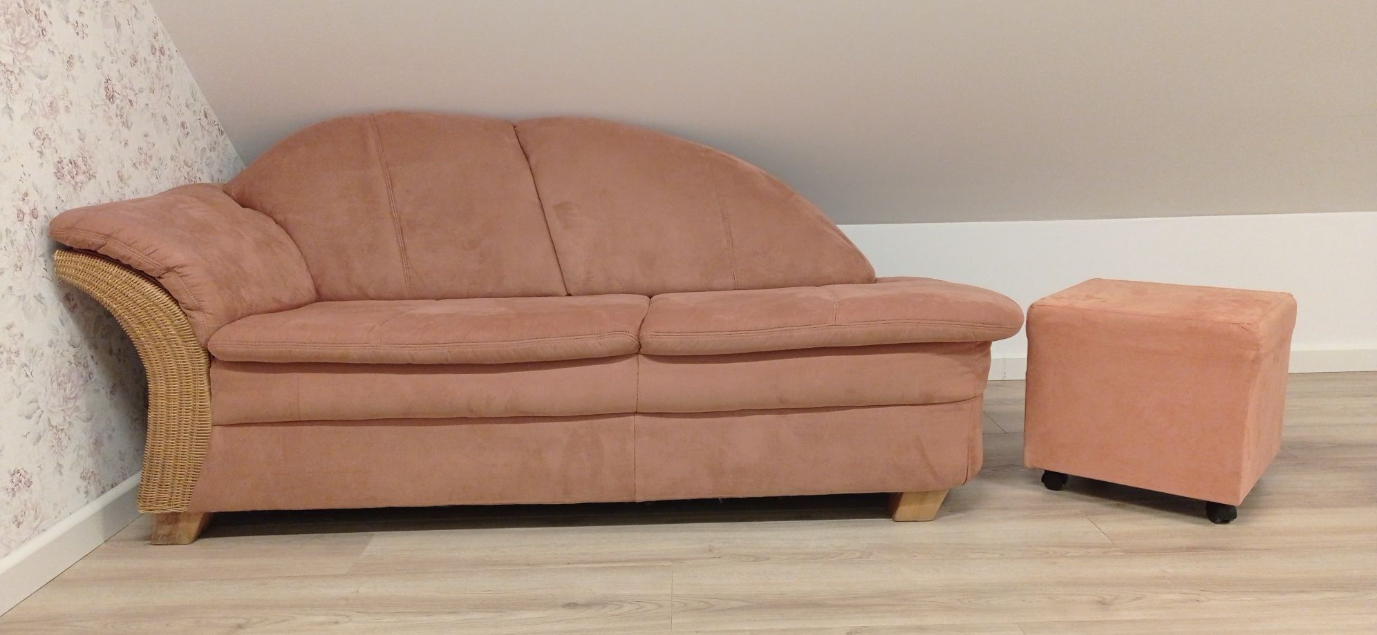 Sofa nierozkładana plus pufa