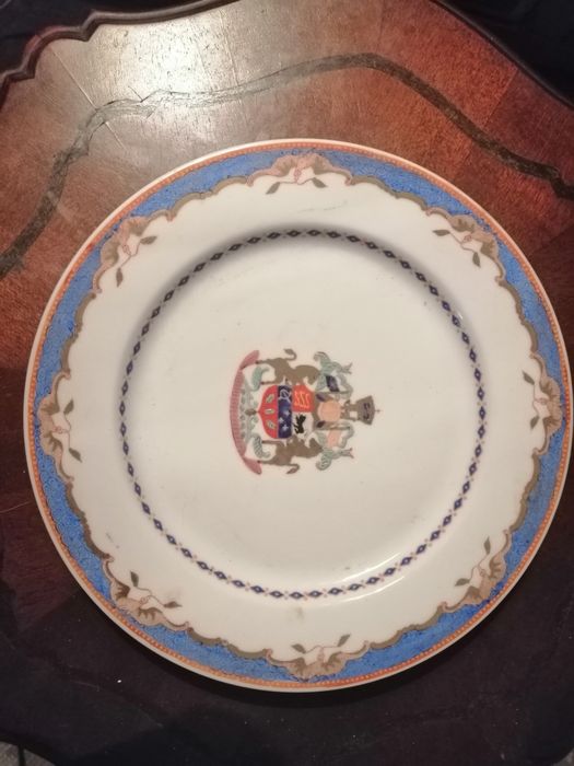 Prato com brasão pintado à mão