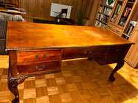 Ręcznie rzeźbione, masywne biurko w stylu Chippendale, lite drewno