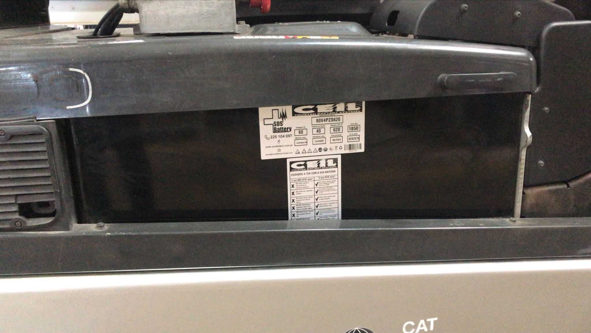 Empilhador Nissan - com bateria nova - ano 2013