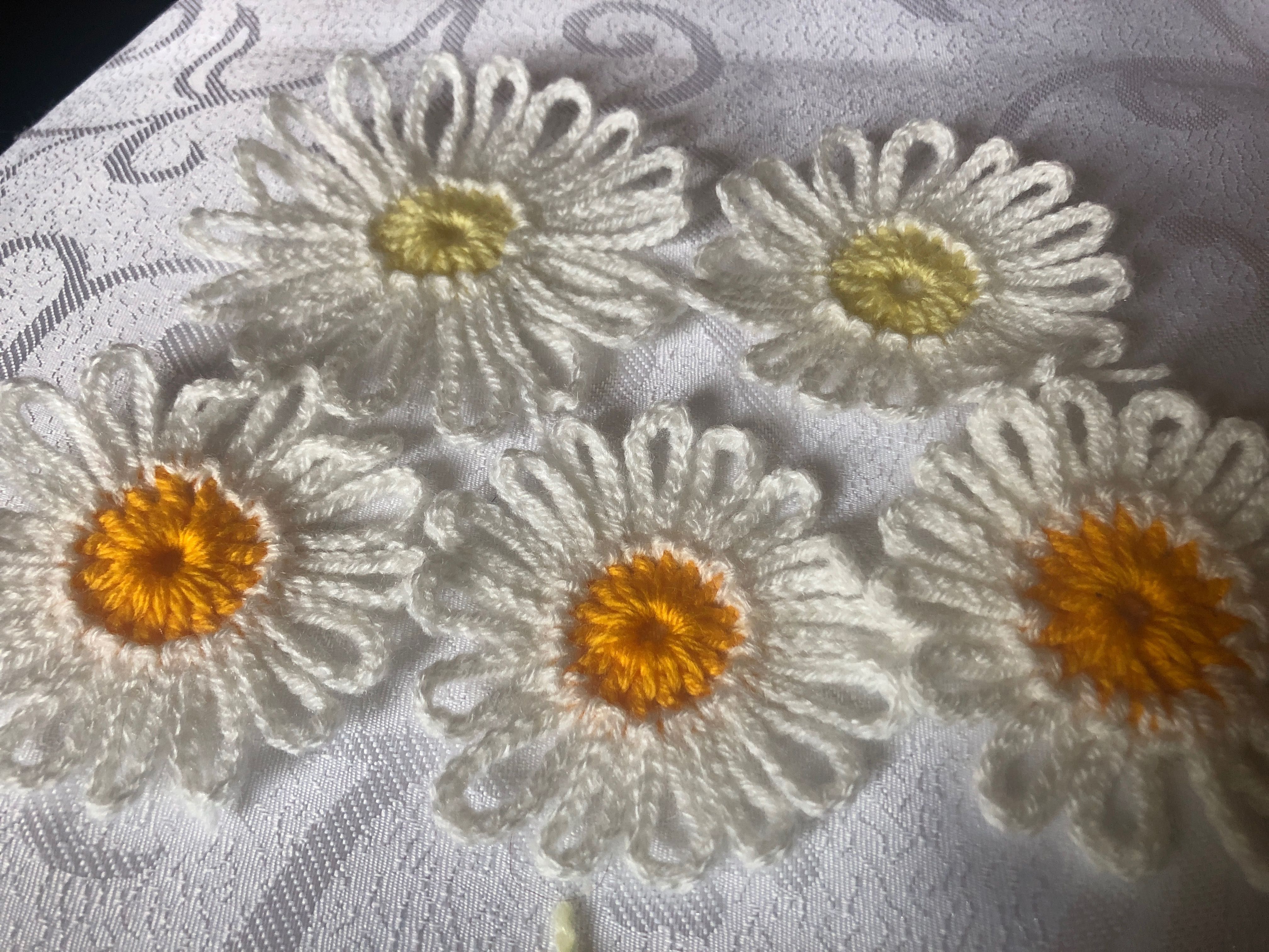 kwiatki na szydełku,wielkość 6-8 cm , szydełko ,do ozdób , wstawek