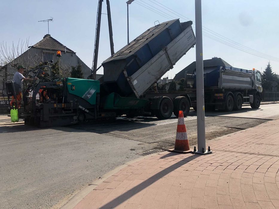 Asfaltowanie,termos do masy ,roboty drogowe,układanie asfaltu wielkop