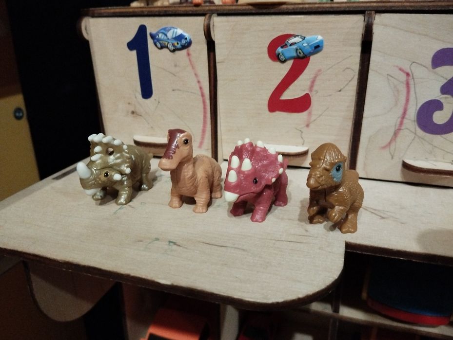 Кіндер динозаври колекція