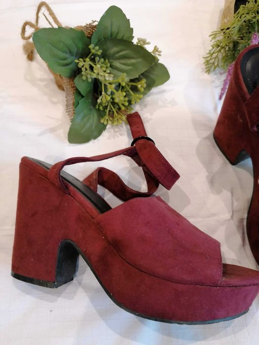 Sandálias bordeaux, de camurça