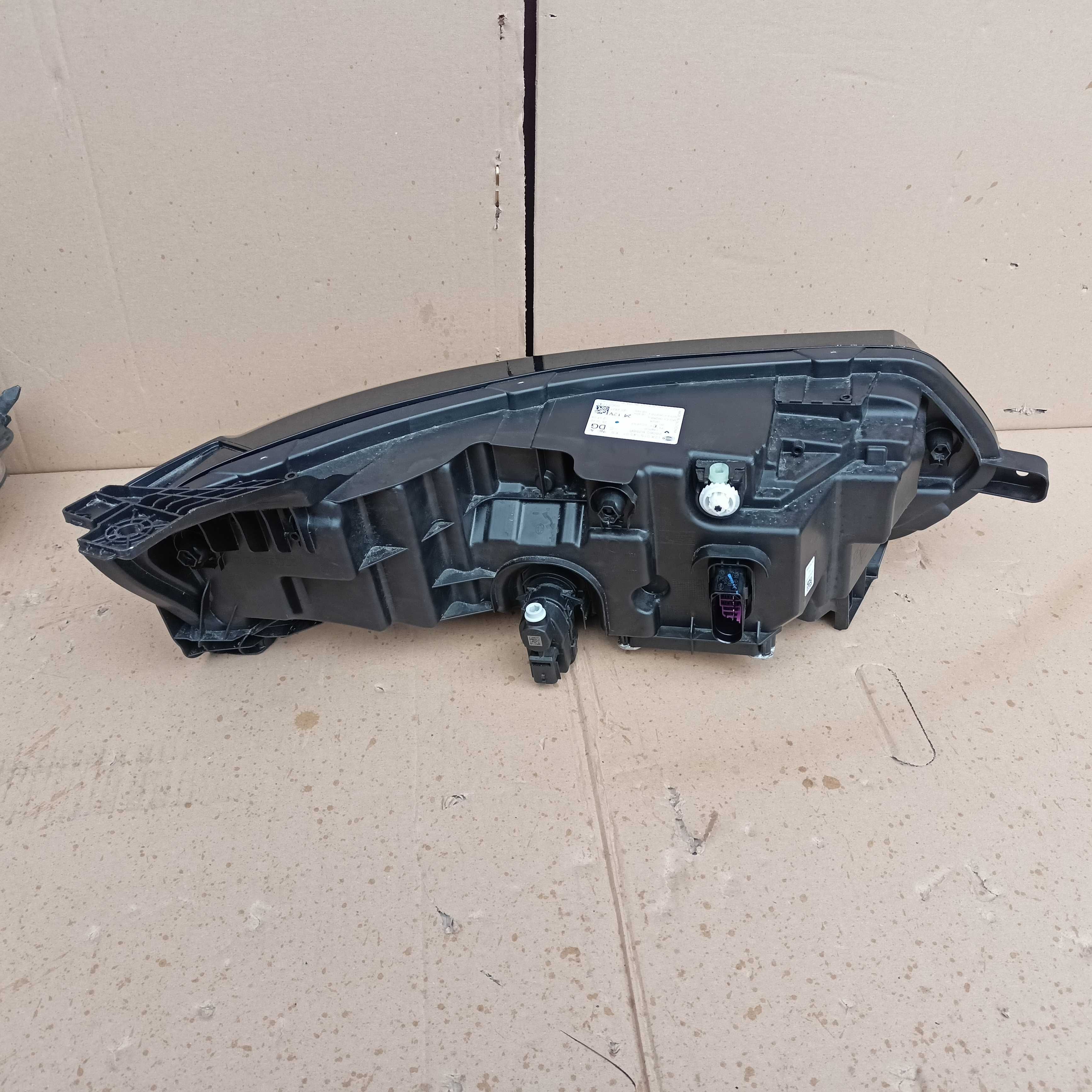 Reflektor Pure Led Vision Renault Megane V E-Tech 2023  260606,256R