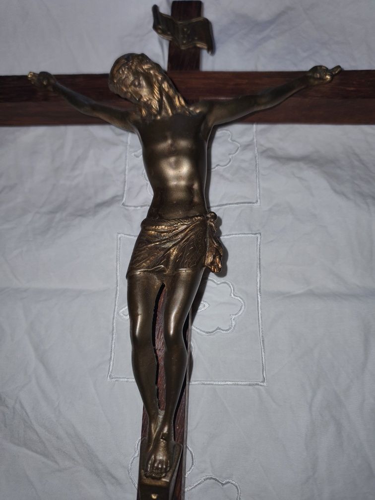 Antigo crucifixo com Cristo em bronze