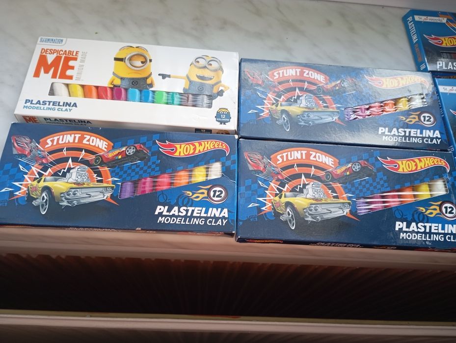 Plastelina 12 kolorów Minionki i Hotwheles Nowa