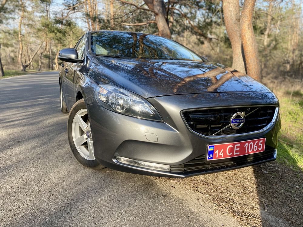 Volvo v40 2013 року