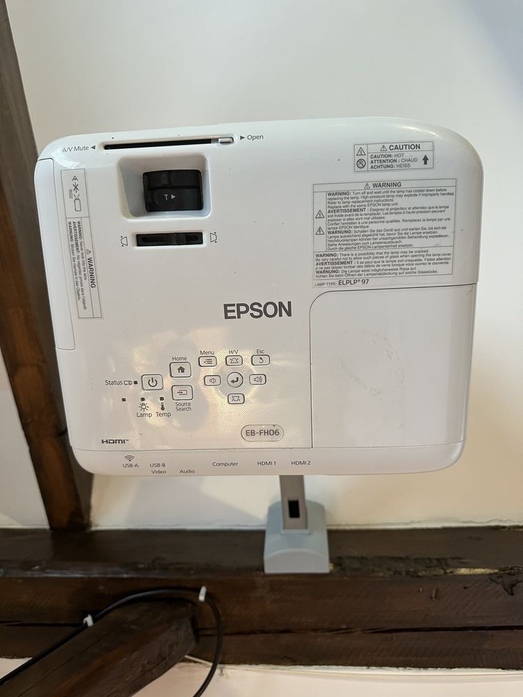 Projektor Epson EB-FH06 z uchwytem