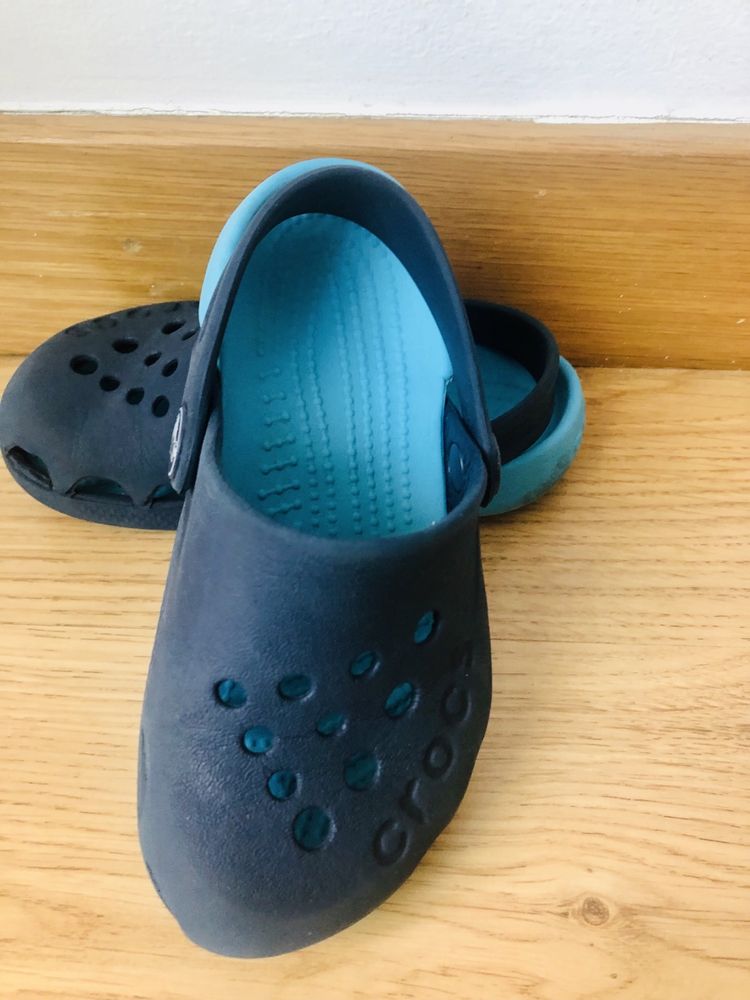 Crocs c8 azul marinho e azul claro