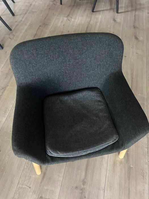 Niski fotel Vedbo IKEA ciemnoszary Gunnarud