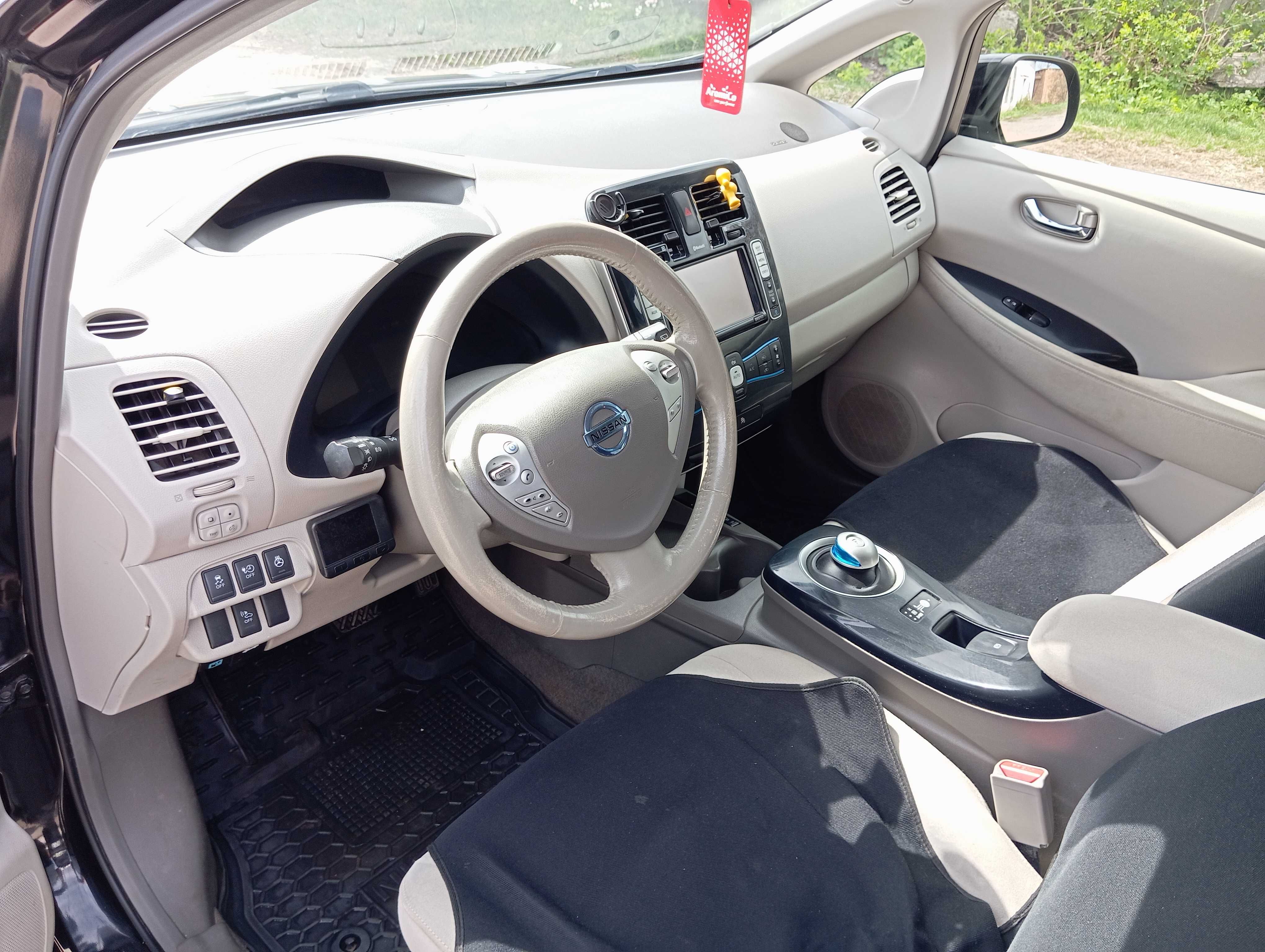 Продам автомобіль Nissan leaf