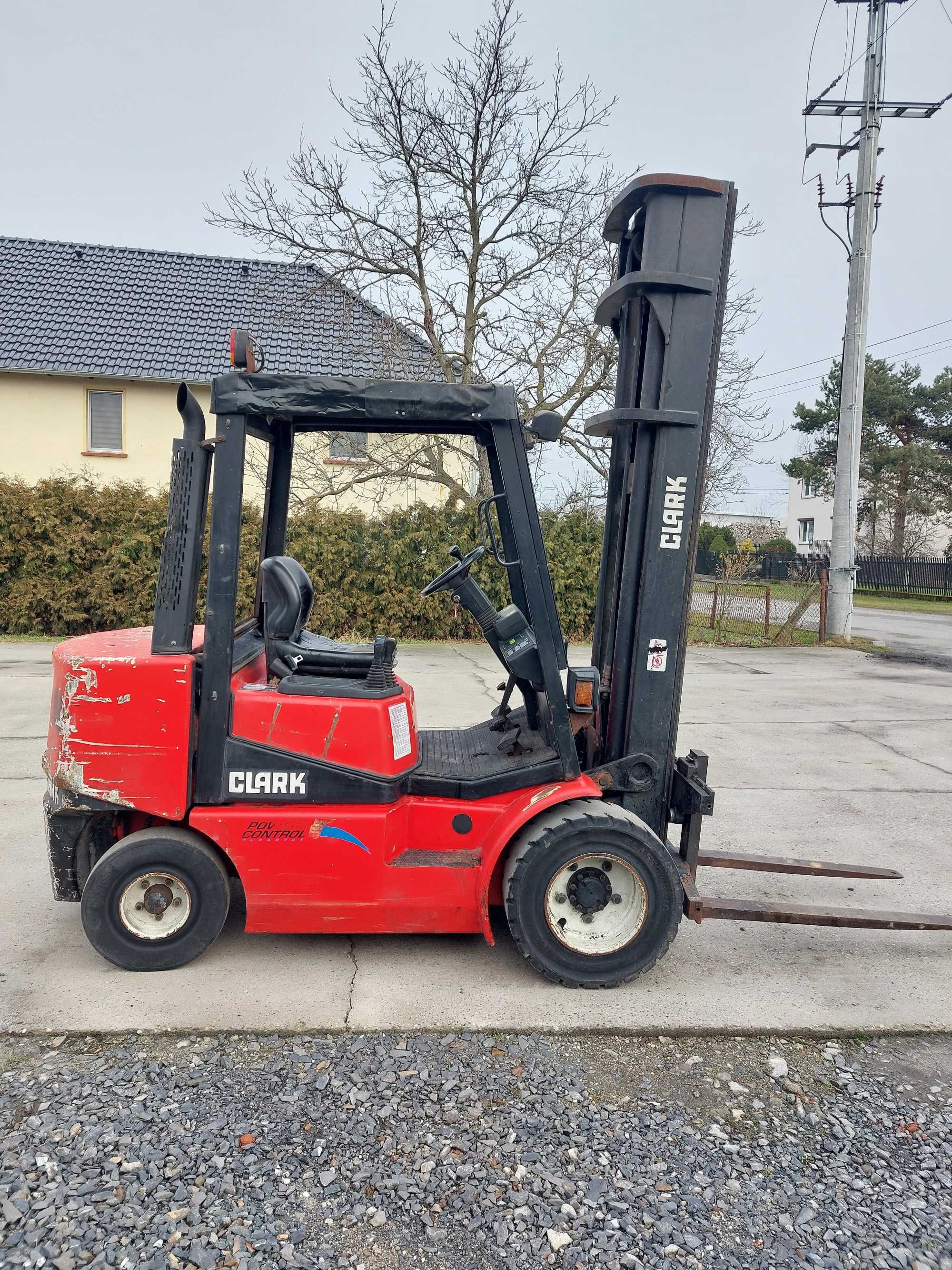 Wózek widłowy Clark Podnosi 3t na 6,80m F Vat