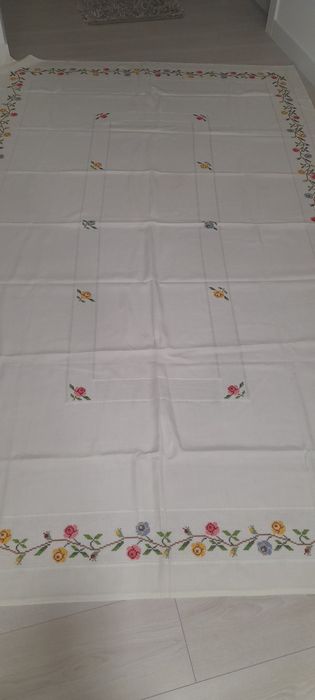 Toalha de mesa jantar  ,2,60 por 1,60 ,bordada à mão