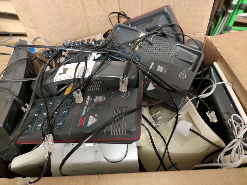 Siemens Telephone Exchange + Telephones + 35-Port RJ45 Patch Panel64550231157761123