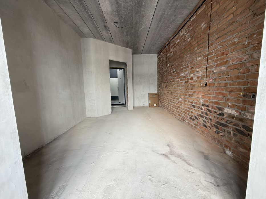 Найдешевша однокімнатна в зданому будинку з мінімальним оформленням