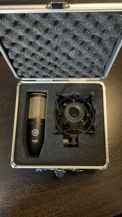 Студійний конденсаторний мікрофон AKG P220