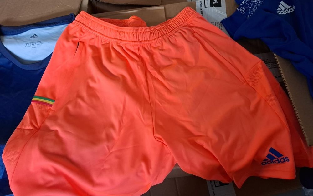 Calções laranja Adidas