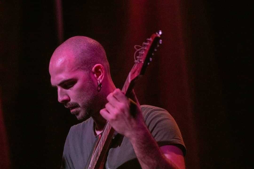 "Aulas de GUITARRA elétrica\clássica - ONLINE e ao DOMICÍLIO"
