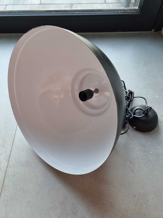 solidna lampa sufitowa industrialna