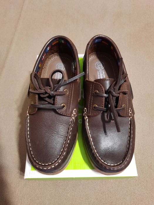 Sapatos de criança novos 33