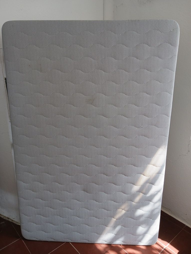Cama-Estrado 120x180 estável 7 pés bom estado