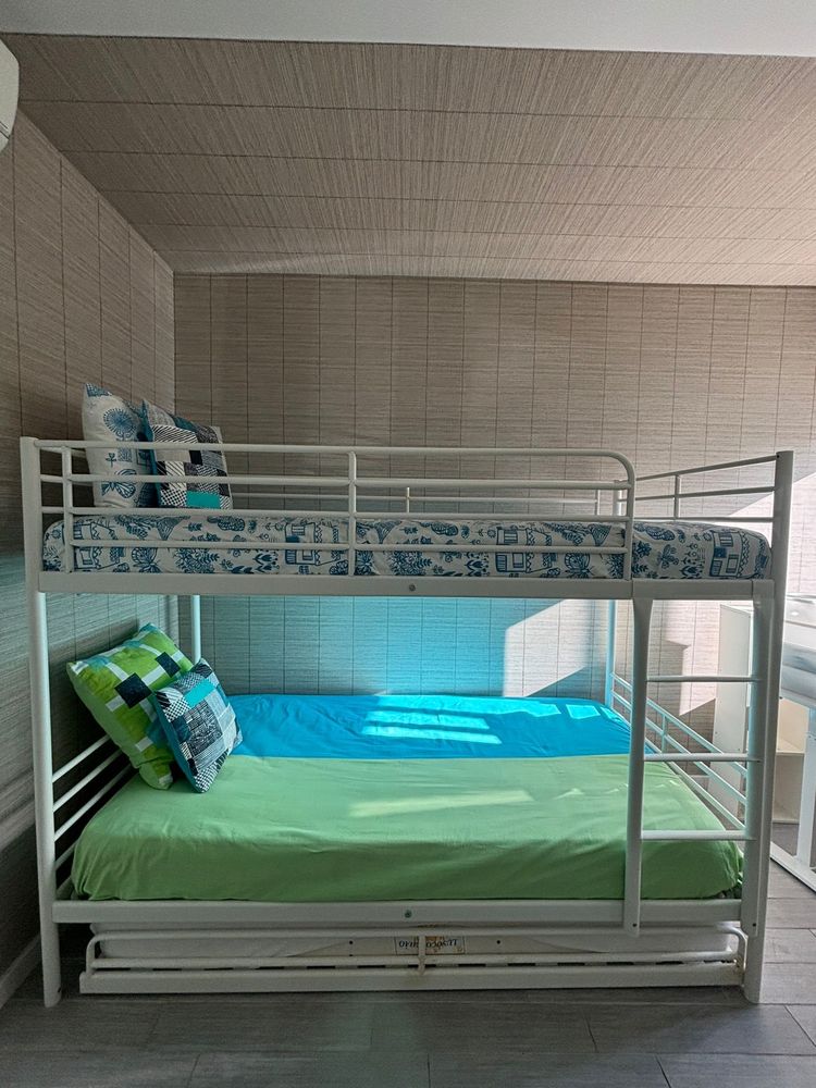 Beliche com 3 camas e colchōes como novos colchas e almofadas incluida