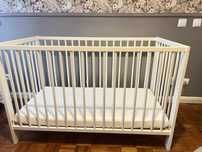 Cama de bébé marca Ikea