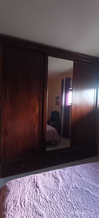 Roupeiro espaçoso bom estado.