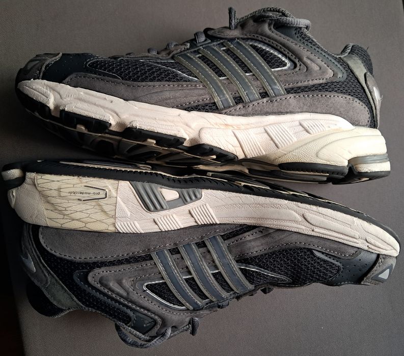 Tenis Adidas cinzentos