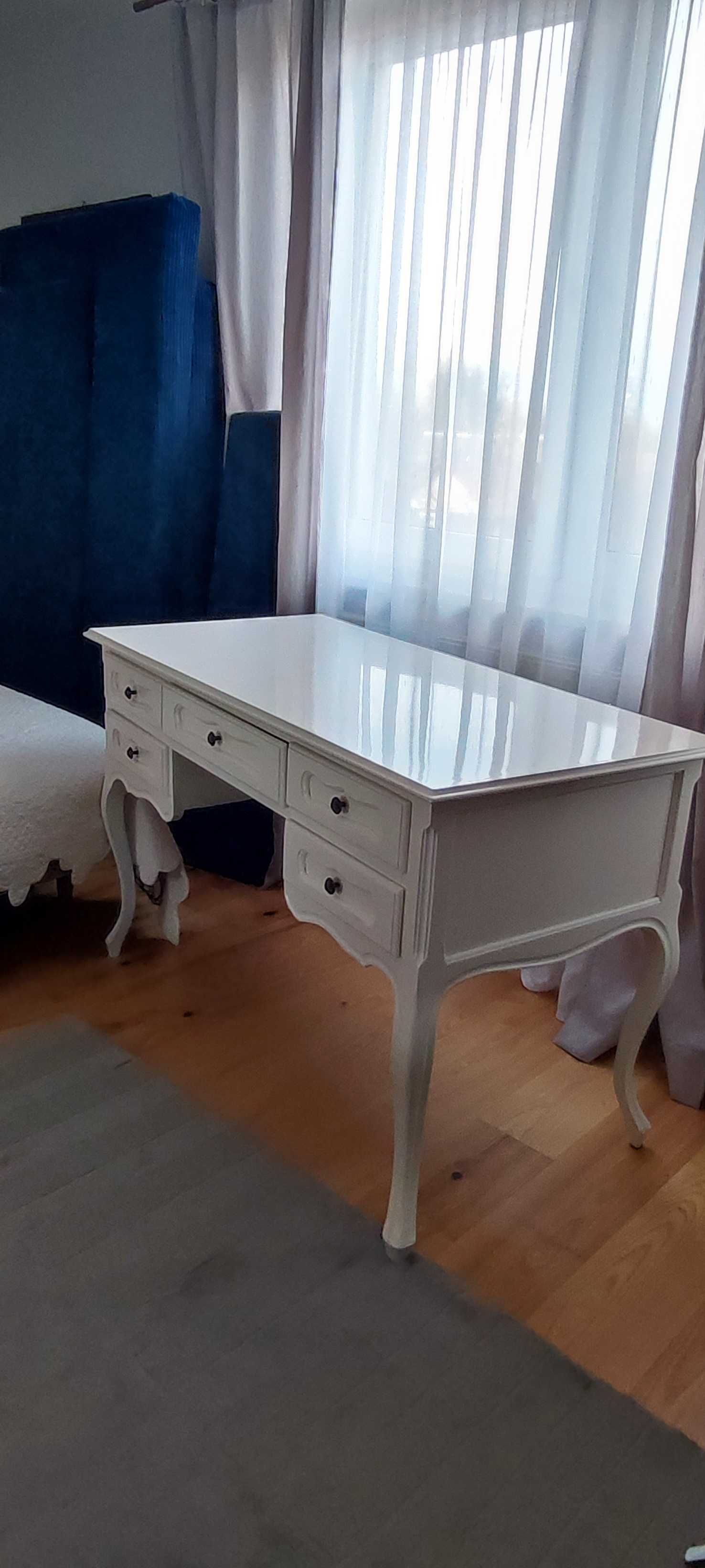 Drewniane biurko w kolorze białym