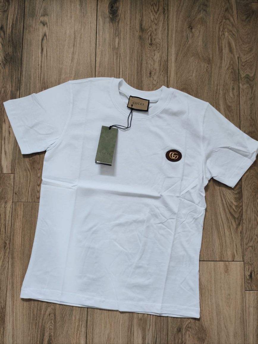 GUCCI t-shirt męski rozmiar M 
W kolorze białym z złotym logo GG z prz