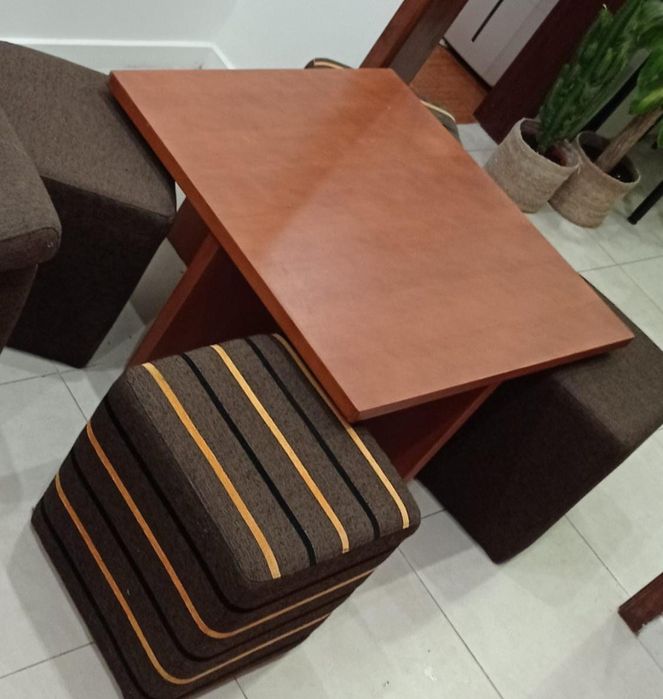 Mesa de centro com quatro puffs em bom estado