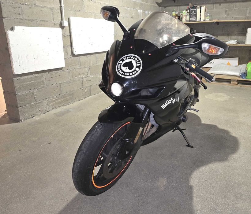 Suzuki GSXR 750 K7