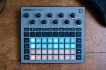 Novation Circuit Rhythm como novo com garantia, 64gb card, decksaver