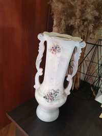 Біла ваза в стилі вінтаж ретро