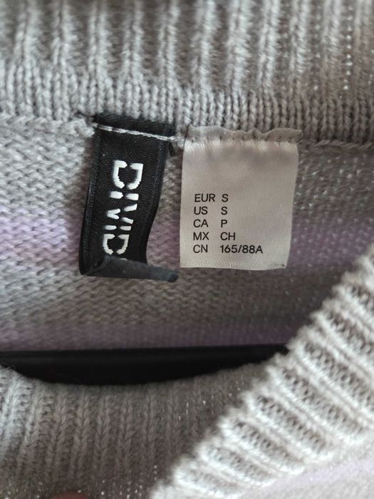 Szary sweterek w paski