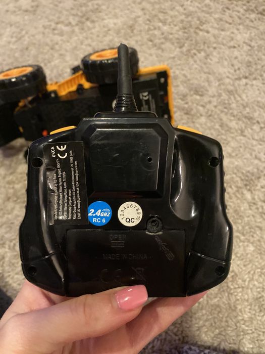 Escavadora telecomandada eletrica