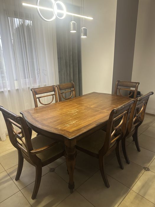 Stół z krzesłami i kredens – komplet do jadalni