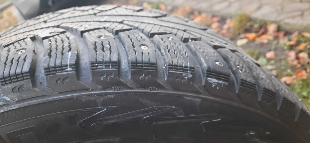 Зимова резина Nokian 215/60/r16. - комплект 4 шт.