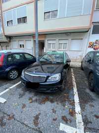 Firma de táxi em Lisboa com carro e sem dívidas